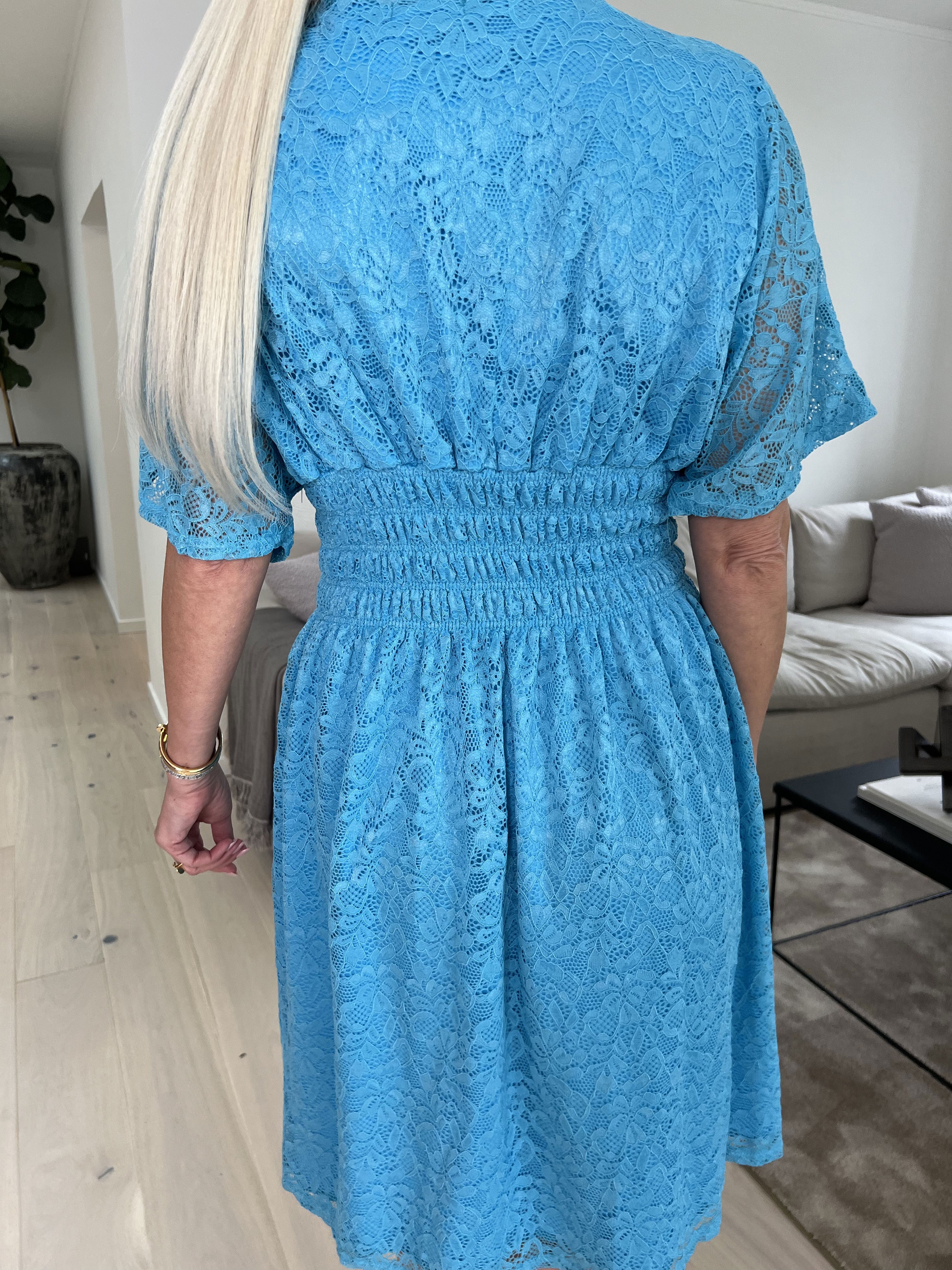 Pams Lace Short S/S - Kort blondekjole med korte ærmer